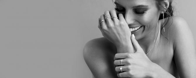 Une bague de fillançailles RedLine à personnaliser