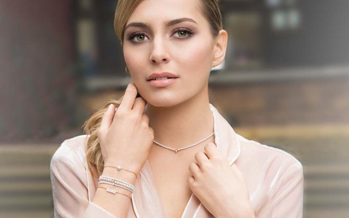 Bracelet fil avec des petites perles d'eau douce et 1 diamant 0.10 carat en serti clos or noir - Redline - 0++