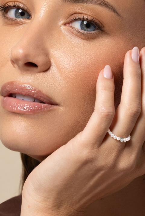 Bague fil avec des petites perles d'eau douce et 1 diamant 0.05 carat en serti clos or blanc - Redline - 0++