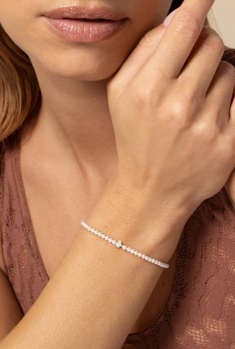 Bracelet fil avec des petites perles d'eau douce et 1 diamant 0.10 carat en serti clos or jaune - Redline - 0++