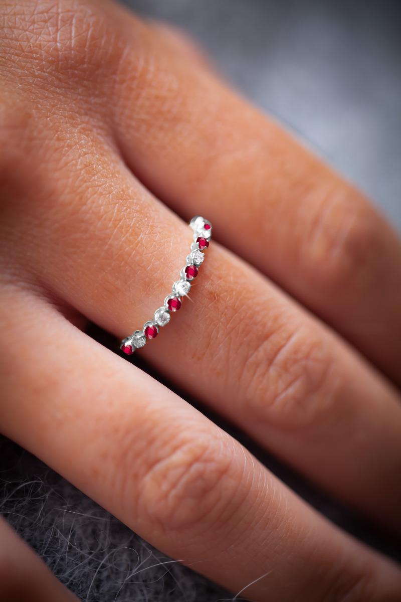 Bague jonc or blanc sertie de rubis et diamants Marilyn Colored Rubis Bague rubis et diamants Redline