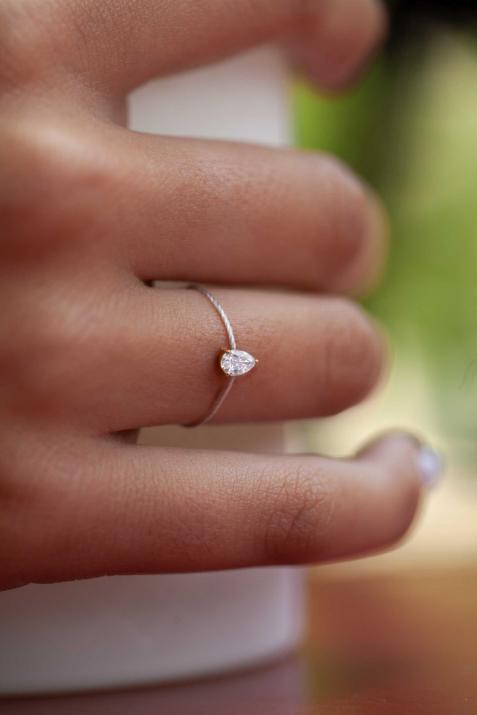 Bague fil avec diamant poire 0.20 carat en serti griffe or jaune - Redline - 0++