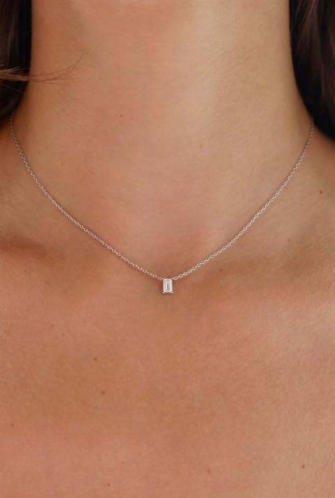 Collier chaîne avec diamant baguette 0.10 carat en serti griffe or blanc - Redline - 0++