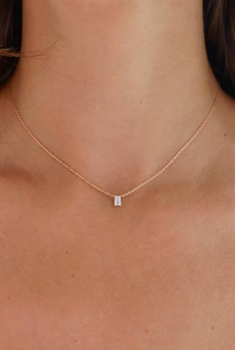 Collier chaîne avec diamant baguette 0.10 carat en serti griffe or rose - Redline - 0++