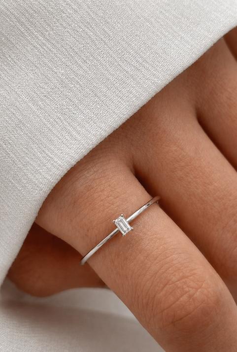 Bague jonc avec diamant baguette 0.10 carat en serti griffe or blanc - Redline - 0++