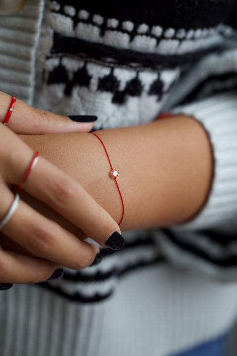 Bracelet fil avec diamant 0.10 carat serti clos or jaune orné d'une émail rouge - Redline - 0++