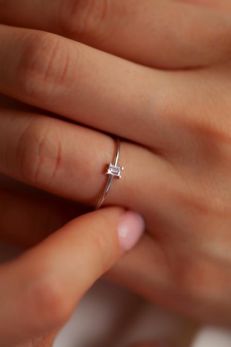 Bague jonc avec diamant baguette 0.10 carat en serti griffe or blanc - Redline - 0++