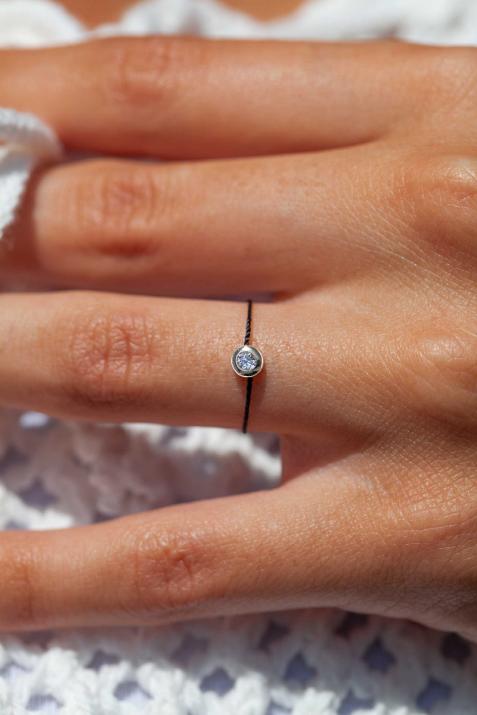 Bague fil avec diamant 0.05 carat en serti clos or blanc - Redline - 0++