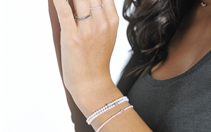 Bracelet fil avec des petites perles d'eau douce et 1 diamant 0.05 carat en serti clos or blanc - Redline - 0++