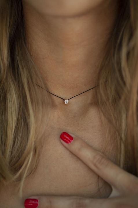 Collier fil avec des diamants blancs et un diamant noir en serti invisible or rose - Redline - 0++