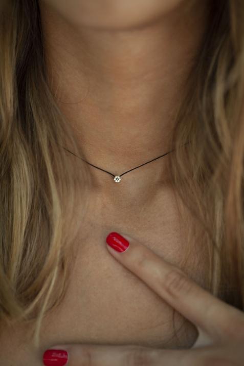 Collier fil avec des diamants blancs et un diamant noir en serti invisible or jaune - Redline - 0++
