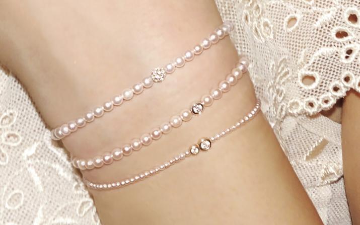 Bracelet fil avec des petites perles d'eau douce et une boule incrustée de diamants 0.19 carat or noir - Redline - 0++