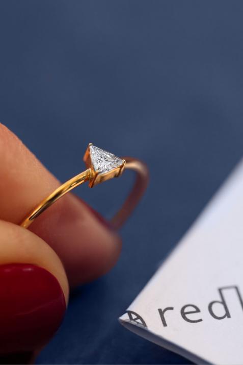 Bague jonc avec diamant triangle 0.10 carat en serti griffe or jaune - Redline - 0++
