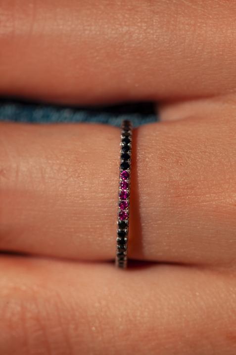 Bague jonc or blanc avec diamant noir et 5 rubis - Redline - 0++