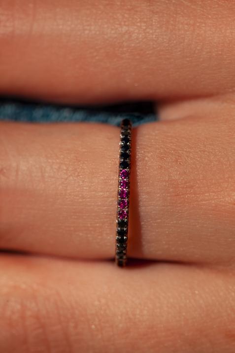 Bague jonc or noir avec diamant noir et 5 rubis - Redline - 0++