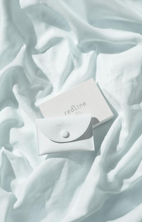 Pochette à bouton pression ornée de flocons argentés et du logo embossé - Redline - 0++
