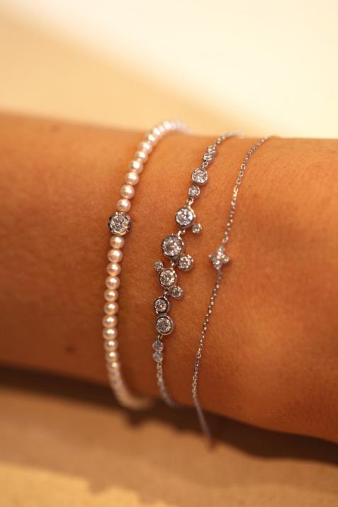 Bracelet fil avec des petites perles d'eau douce et 1 diamant 0.10 carat en serti clos or noir - Redline - 0++