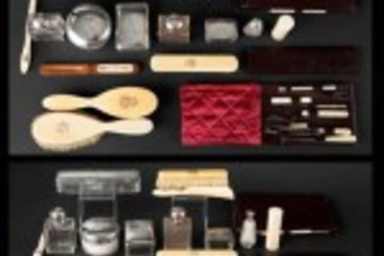 Précieux nécessaire de voyage Louis Vuitton d époque