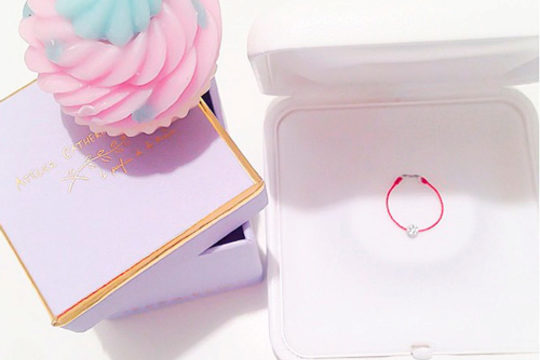 Bague Redline au doigt
