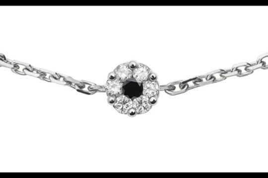 Une fleur de diamants au coeur noir