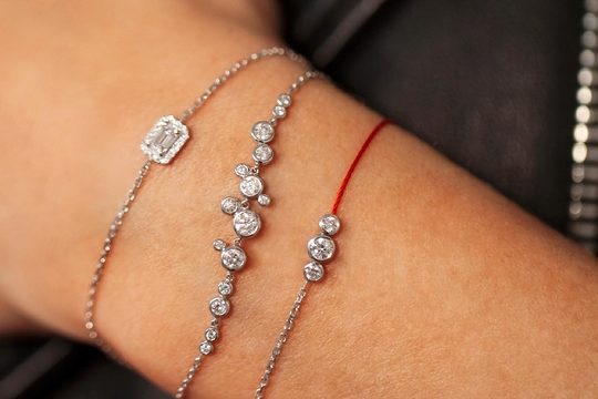Pourquoi votre bijou en or blanc jaunit ?