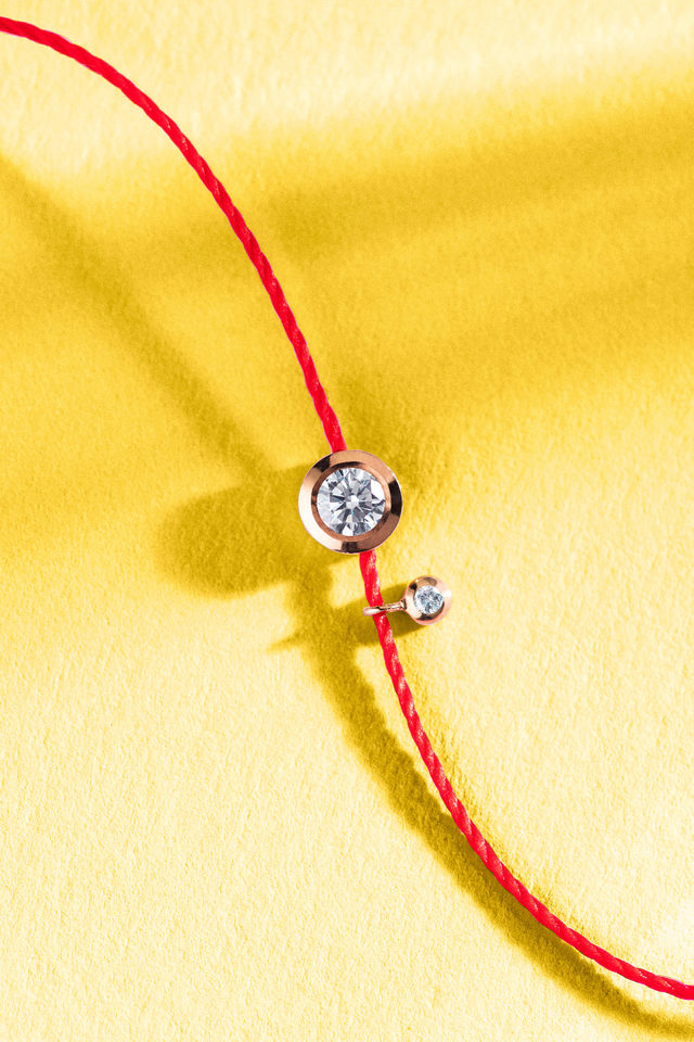 Les Fils Colorés sur les Diamants
