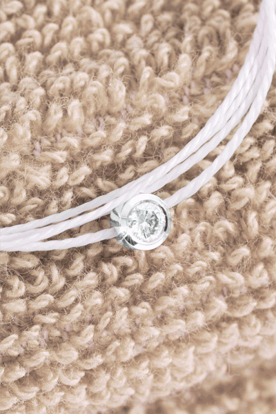 Le diamant sur fil blanc