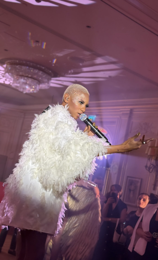 AWA SY chante pour Redline au Ritz lors des 20 ans