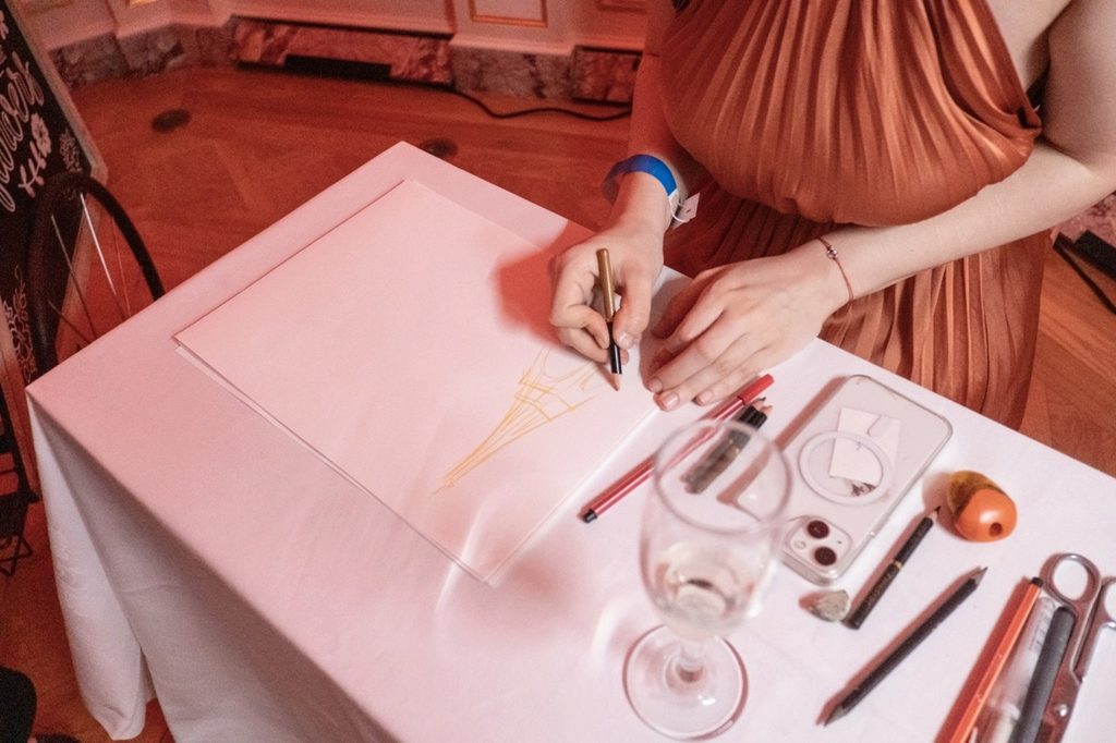 DESSINATRICE 20 ANS REDLINE RITZ