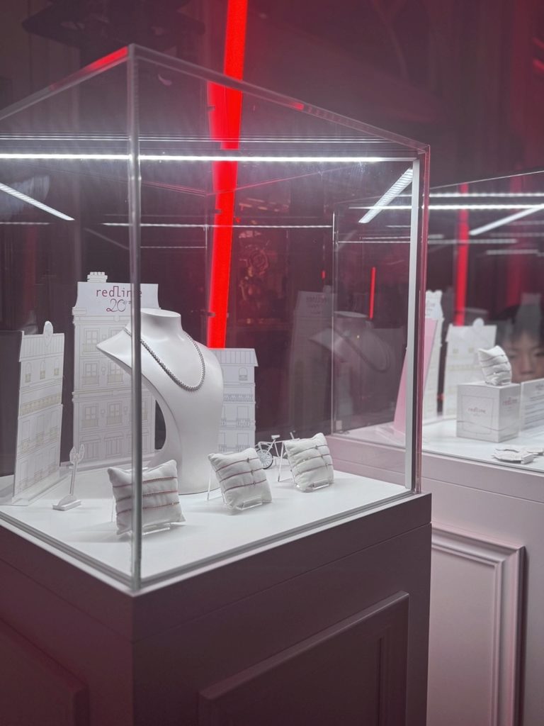 VITRINE REDLINE AU RITZ Grande