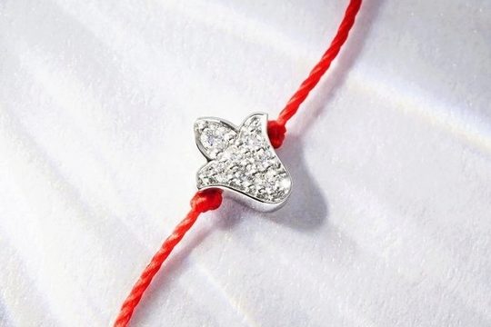 May, fleur de lys et diamants, un bijou intemporel