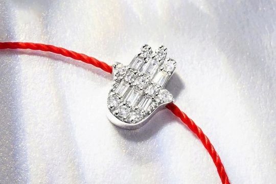 Manita : la lumière d’un symbole, l’élégance d’un talisman