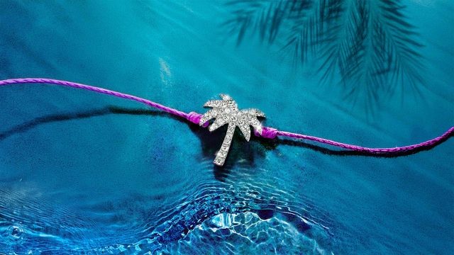 L’éclat pur sur la douceur du sable 