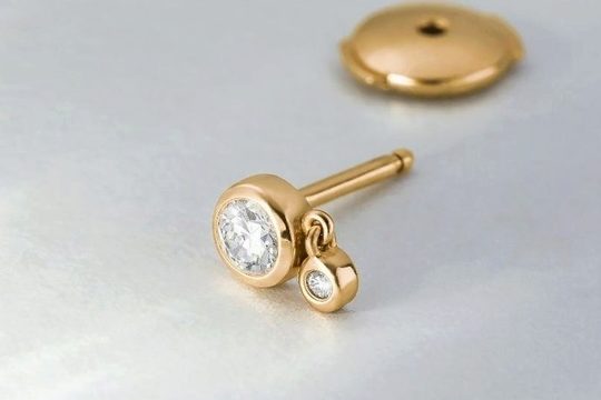 Boucle d'oreille Lumina RedLine : la lumière en mouvement